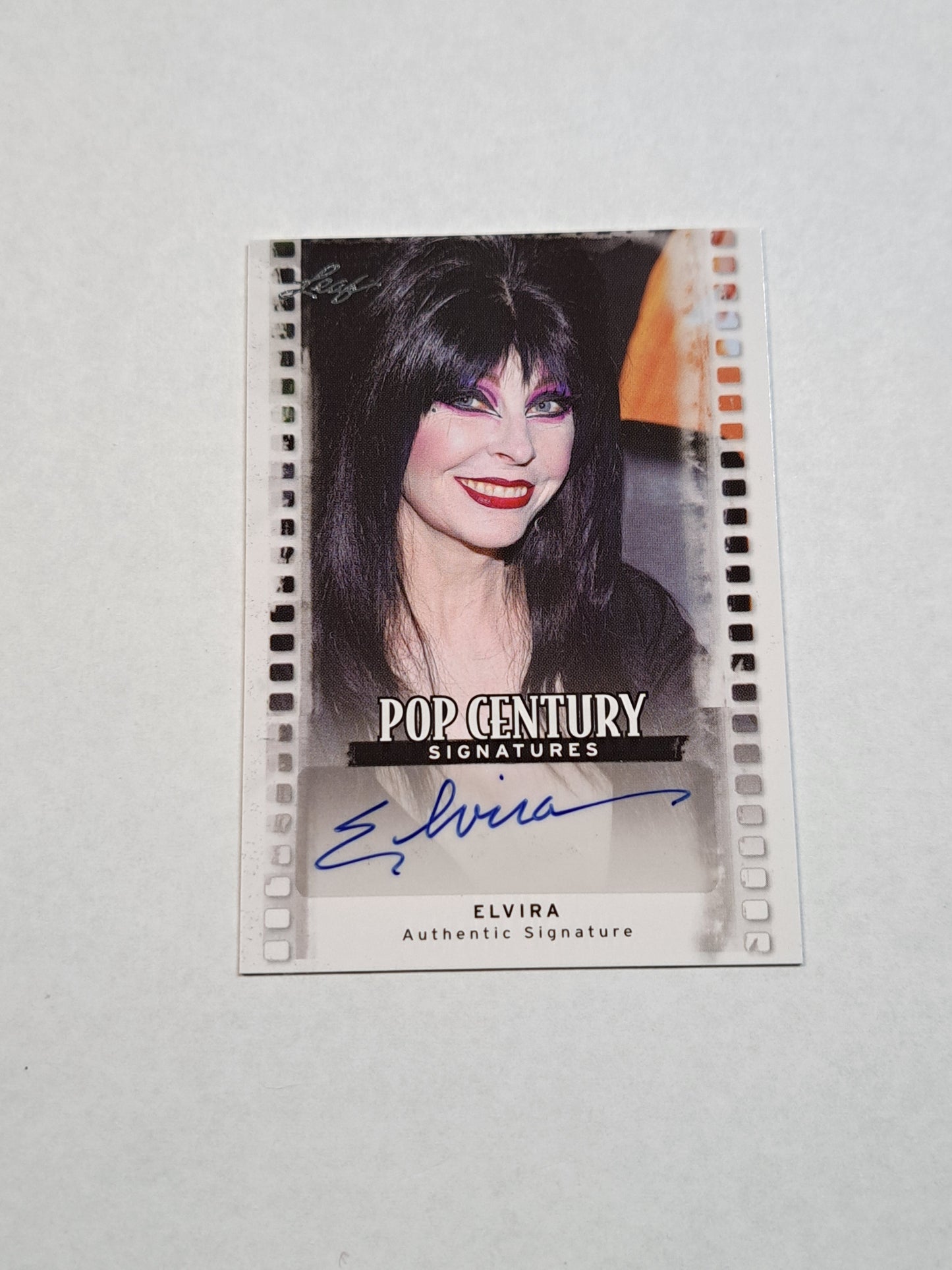 2011 Leaf Pop Century Signatures Elvira Mistress of the Dark Auto